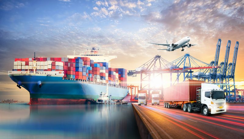 Porte-conteneurs amarrés à un port international très fréquenté, représentant le commerce mondial et les chaînes d'approvisionnement. (mitatrade.org)